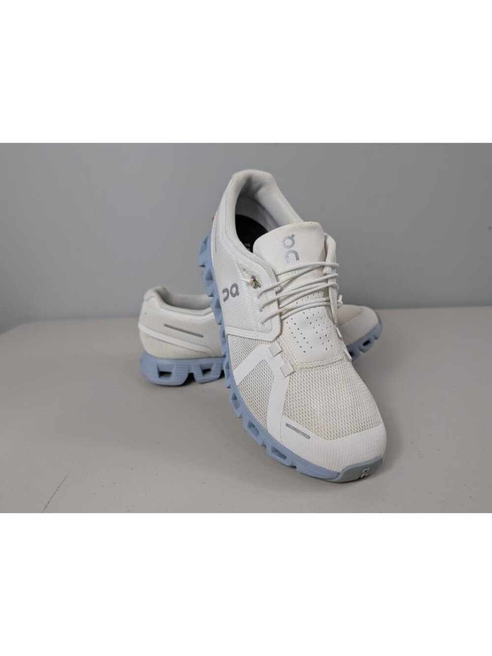 On cloud running sneakers in white/blue color women's size 9
